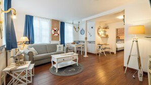 Una sala moderna con sofá, mesa de centro y comedor.
