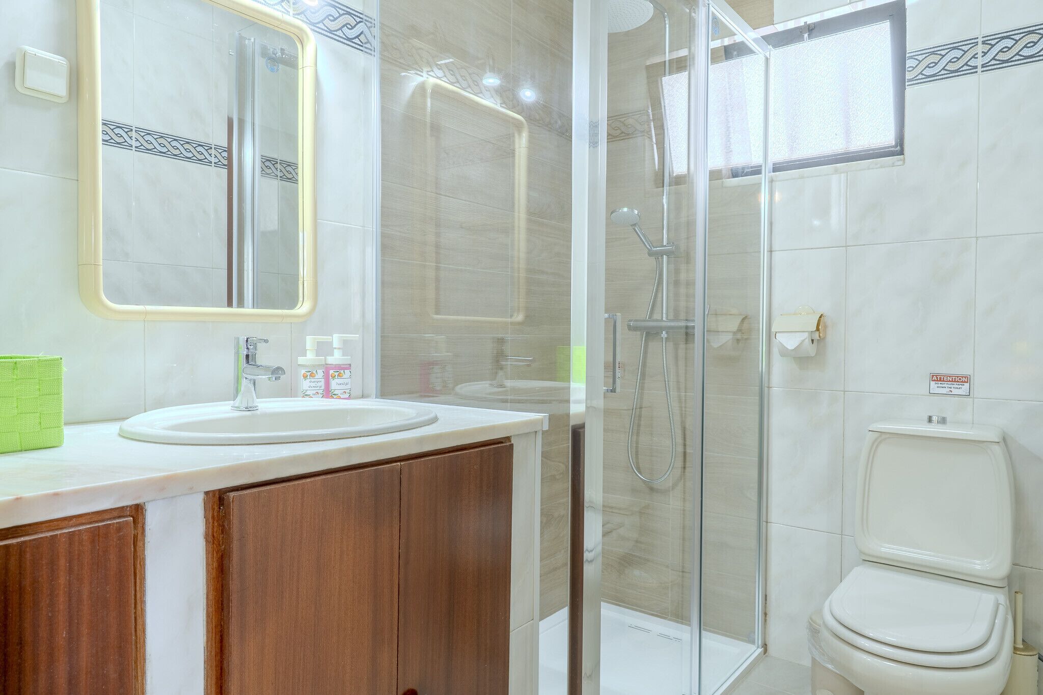 Een douche, een haardroger, een bidet, handdoeken