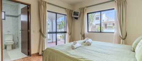 3 bedrooms, desk, iron/ironing board, free WiFi