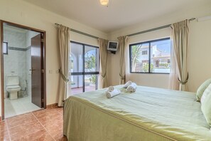 3 makuuhuonetta, työpöytä, silitysrauta/-lauta, ilmainen Wi-Fi