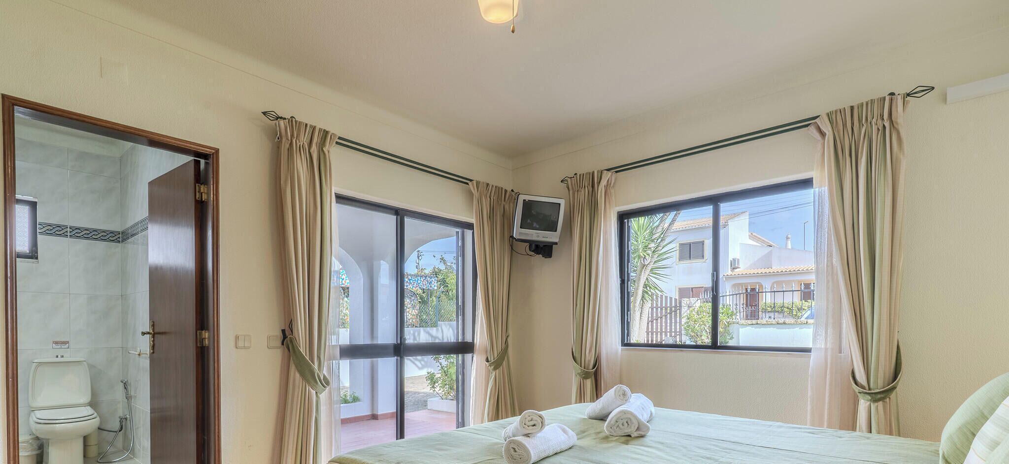 Skrivbord, strykjärn/strykbräda och gratis wi-fi