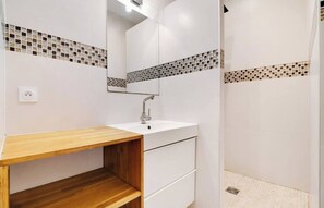 Shower, hair dryer, shampoo - A Quiet 1-BR/1BA in Bastille - Ile St-Louis 2 (Paris)