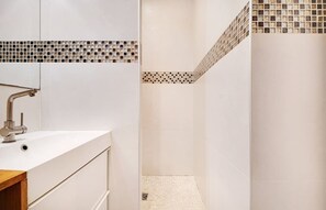 Douche, sèche-cheveux, shampoing