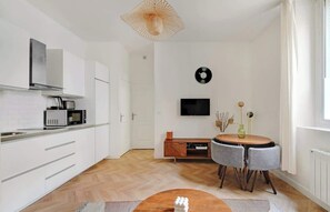 Fridge, microwave, stovetop, dishwasher - A Quiet 1-BR/1BA in Bastille - Ile St-Louis 2 (Paris)