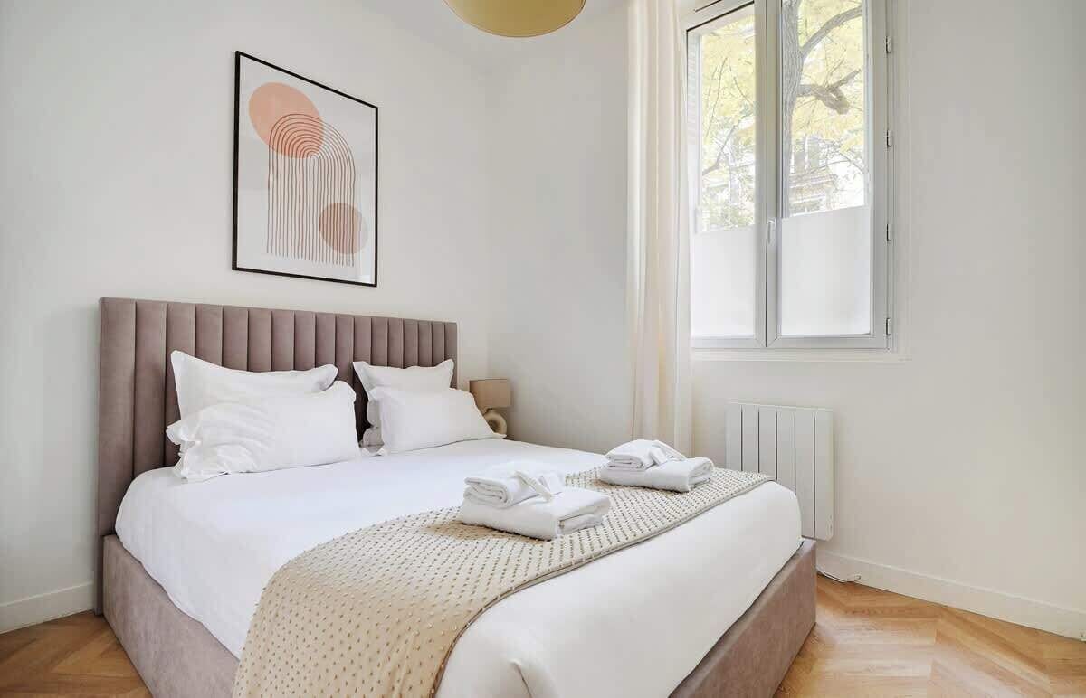 Iron/ironing board, travel cot, WiFi, bed sheets