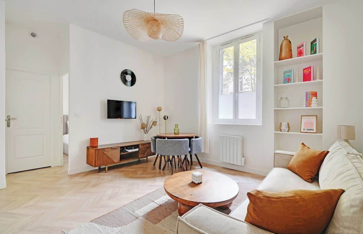 Een televisie en een kantoor