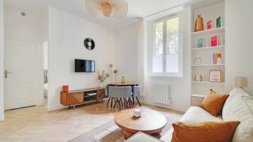 Een televisie en een kantoor