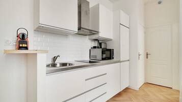 Geladeira, micro-ondas, cooktop, lava-louças