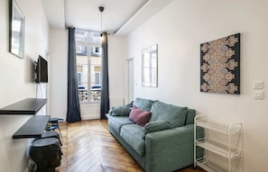 TV, offices - A Sweet 2-BR/2BA in Louvre-Rivoli (Paris)