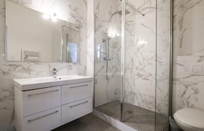 Shower, hair dryer - A Sweet 2-BR/2BA in Louvre-Rivoli (Paris)