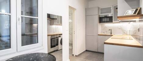 Réfrigérateur, micro-ondes, four, plaque de cuisson