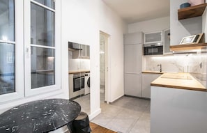 Fridge, microwave, oven, stovetop - A Sweet 2-BR/2BA in Louvre-Rivoli (Paris)