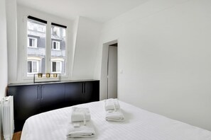 Iron/ironing board, travel cot, WiFi, bed sheets - A nice 1-BR in Louvre-Rivoli (Paris)