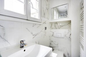 Douche, sèche-cheveux