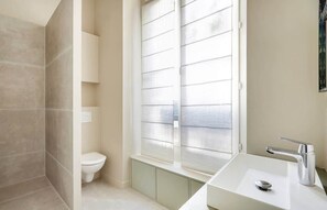 Shower, hair dryer - A Bright 1-BR in Grands Boulevards (Paris)