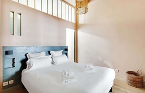 Iron/ironing board, travel cot, WiFi, bed sheets - A Bright 1-BR in Grands Boulevards (Paris)
