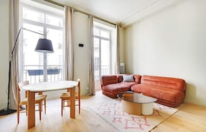TV - A Bright 1-BR in Grands Boulevards (Paris)