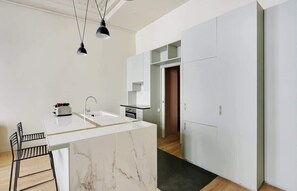 Fridge, oven, dishwasher, coffee/tea maker - A Bright 1-BR in Grands Boulevards (Paris)