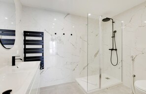 Shower, hair dryer - A Wonderful 1-BR in Grands Boulevards (Paris)