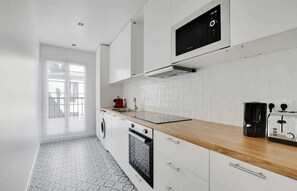 Fridge, microwave, oven, stovetop - A Wonderful 1-BR in Grands Boulevards (Paris)