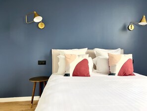 Een strijkplank/strijkijzer, reisbedje, wifi, beddengoed