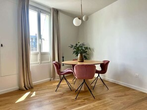 Dining - A Wonderful 1-BR in Grands Boulevards (Paris)