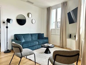 Een televisie en een kantoor