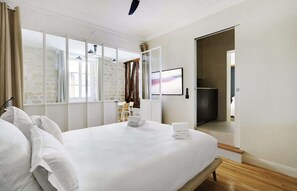 2 bedrooms, iron/ironing board, travel cot, WiFi - A Stunning 2-BR in the 9th district- Folies (Paris)