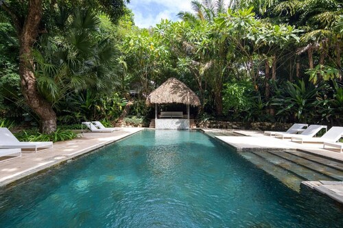 Ocean view Jungle Nest - 2min from the beach