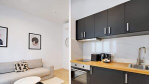 Une cuisine moderne avec des meubles de couleur sombre, un plan de travail en bois et un four encastré.