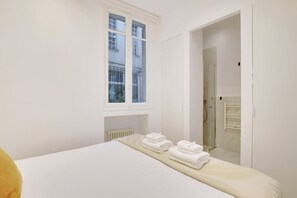 Bügeleisen/Bügelbrett, Reisekinderbett, WLAN, Bettwäsche