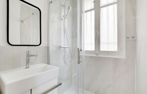 Douche, sèche-cheveux, shampoing