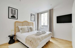 1 bedroom, iron/ironing board, travel cot, WiFi - A Comfortable 1-BR/1BA in Saint-Michel (Paris)