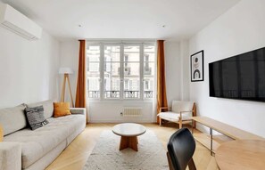 TV, offices - A Comfortable 1-BR/1BA in Saint-Michel (Paris)
