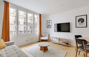 TV, offices - A Comfortable 1-BR/1BA in Saint-Michel (Paris)