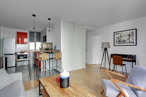 TV, offices - A Stunning 1-BR in St-Michel Notre Dame (Paris)