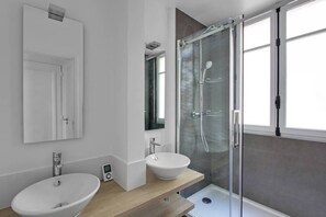 Shower, hair dryer - A Stunning 1-BR in St-Michel Notre Dame (Paris)