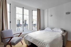 Iron/ironing board, WiFi, bed sheets - A Stunning 1-BR in St-Michel Notre Dame (Paris)