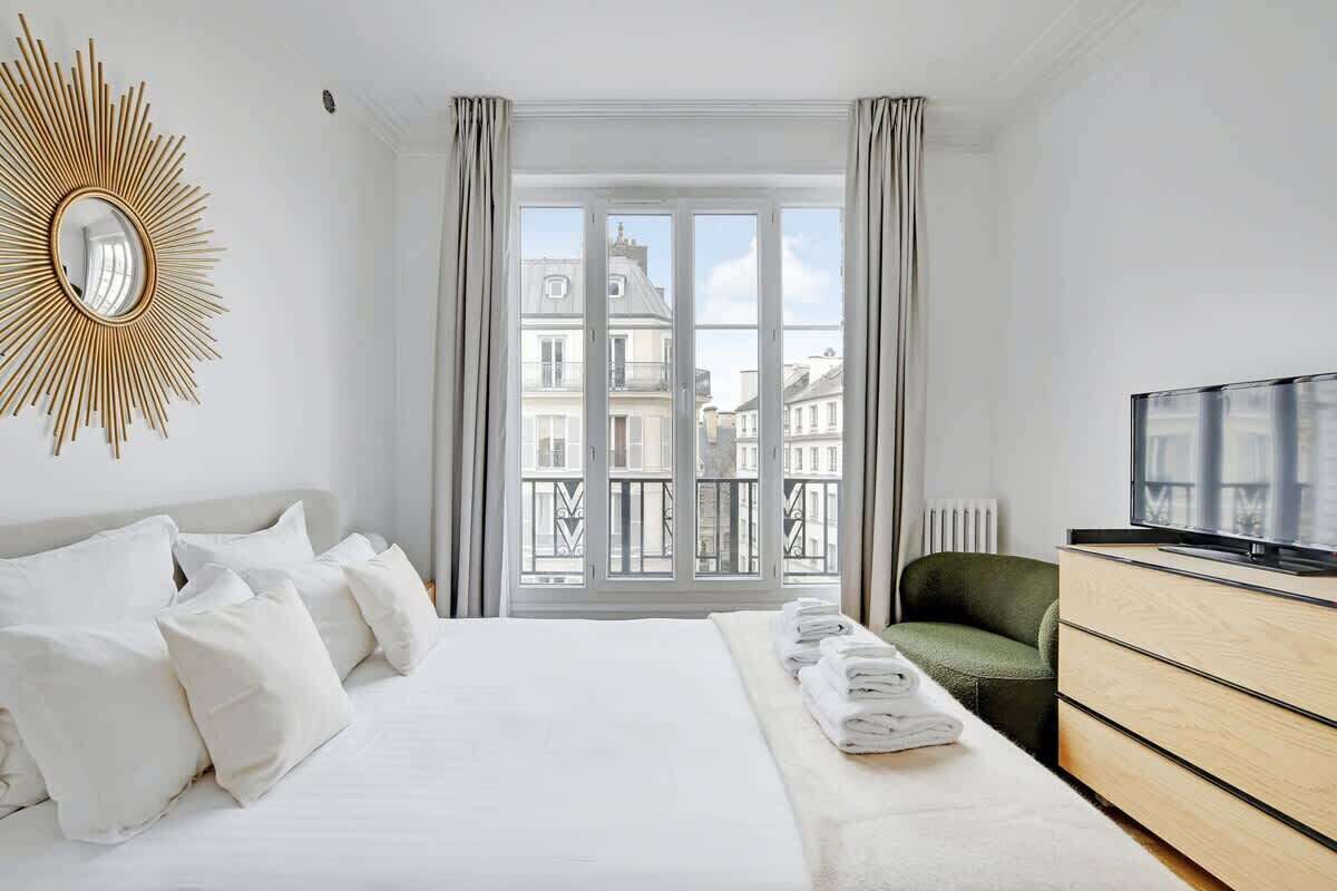 Iron/ironing board, travel crib, WiFi, bed sheets