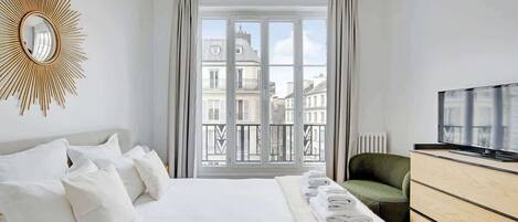 Iron/ironing board, travel crib, WiFi, bed sheets