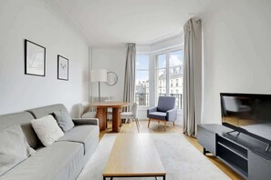 TV, offices - A Superb 2-BR in St Michel Notre Dame (Paris)