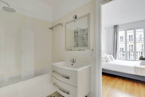 Shower, hair dryer - A Superb 2-BR in St Michel Notre Dame (Paris)