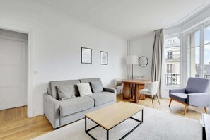 TV, offices - A Superb 2-BR in St Michel Notre Dame (Paris)