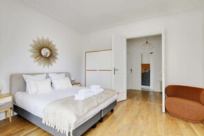 Iron/ironing board, travel cot, WiFi, bed sheets - A Superb 2-BR in St Michel Notre Dame (Paris)