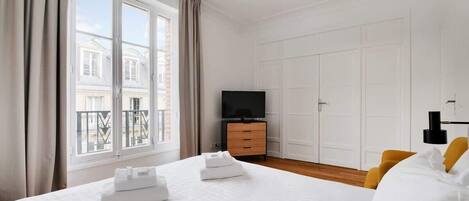 Iron/ironing board, WiFi, bed sheets