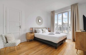 Iron/ironing board, WiFi, bed sheets - A Stylish 2-BR in Saint-Michel Odéon (Paris)