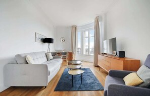 TV, offices - A Stylish 2-BR in Saint-Michel Odéon (Paris)