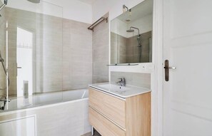 Shower, hair dryer - A Stylish 2-BR in Saint-Michel Odéon (Paris)