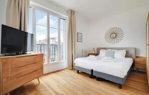 Iron/ironing board, WiFi, bed sheets - A Stylish 2-BR in Saint-Michel Odéon (Paris)
