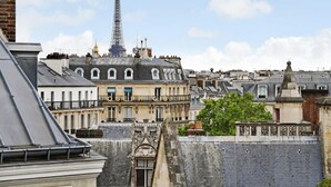 Näkymä Pariisin kattojen ylle, taustalla Eiffel-torni.